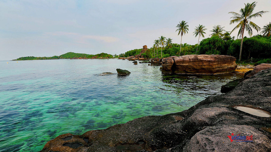 Hòn Dăm Ngang với những phiến đá, khối đá tự nhiên kết hợp mặt nước biển trong xanh màu ngọc bích cùng các rạn san hô đẹp đến kỳ lạ. Khu vực này rất phù hợp với du khách mê lặn biển ngắm san hô.