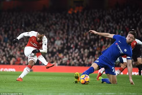 Arsenal và Chelsea liên tục ăn miếng trả miếng. (Ảnh: Daily Mail)