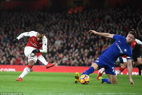 Arsenal và Chelsea liên tục ăn miếng trả miếng. (Ảnh: Daily Mail)