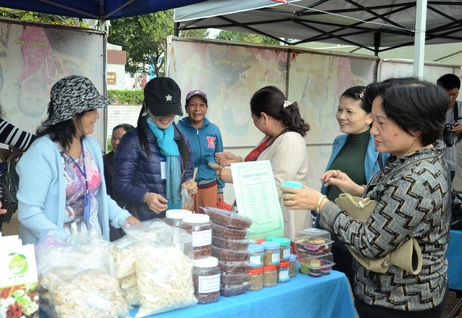 Người dân nhộn nhịp mua sắm tại phiên chợ. Ảnh: P.L