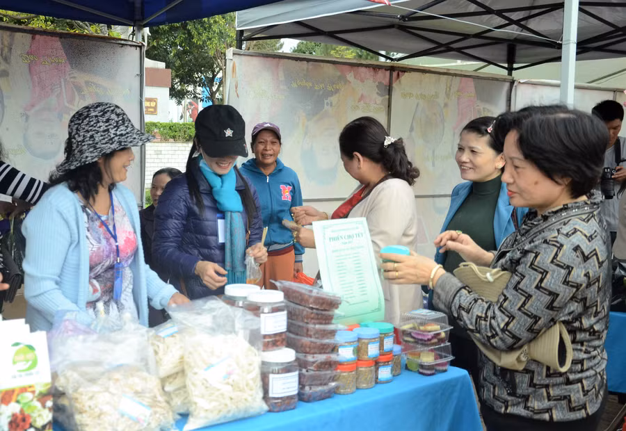 Người dân nhộn nhịp mua sắm tại phiên chợ. Ảnh: P.L