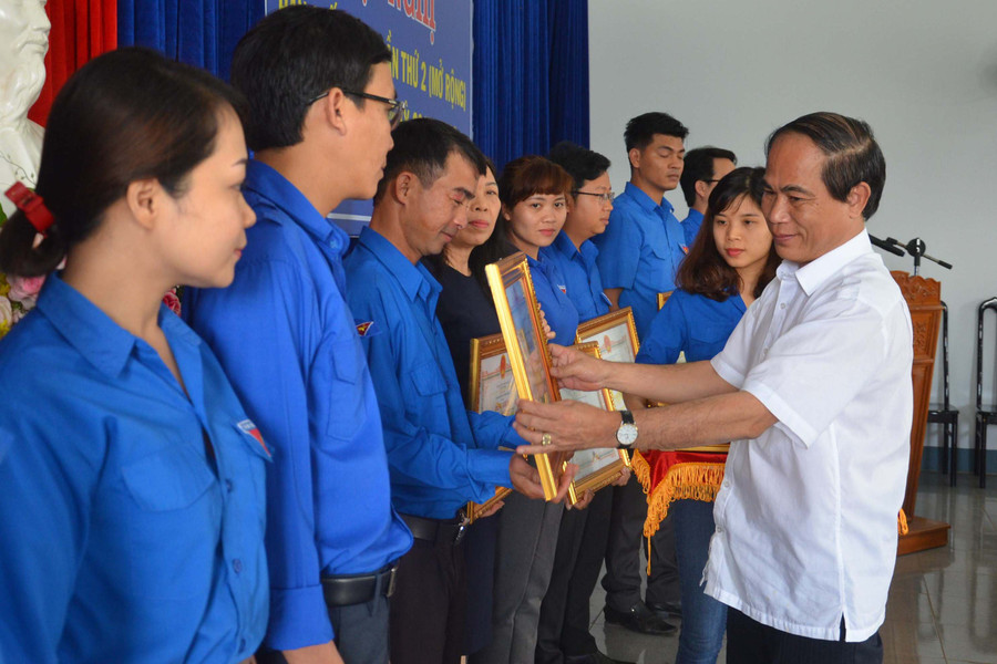 Chủ tịch UBND tỉnh Võ Ngọc Thành tặng bằng khen cho các tập thể và cá nhán có thành tích xuất sắc trong tổ chức hoạt động hè 2017. Ảnh: P.L