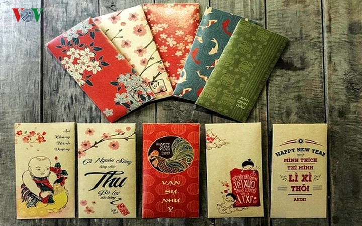 Phong bao lì xì với mẫu mã và kiểu dáng mới lạ được in trên giấy bìa craft. Đây là giấy có thể tái sử dụng nhiều mà không ảnh hưởng đến sức khỏe của người tiêu dùng. Chất liệu giấy thân thiện với môi trường cũng là điểm cộng cho mẫu lì xì mới này. Phong bao lì xì với mẫu mã và kiểu dáng mới lạ được in trên giấy bìa craft. Đây là giấy có thể tái sử dụng nhiều mà không ảnh hưởng đến sức khỏe của người tiêu dùng. Chất liệu giấy thân thiện với môi trường cũng là điểm cộng cho mẫu lì xì mới này.