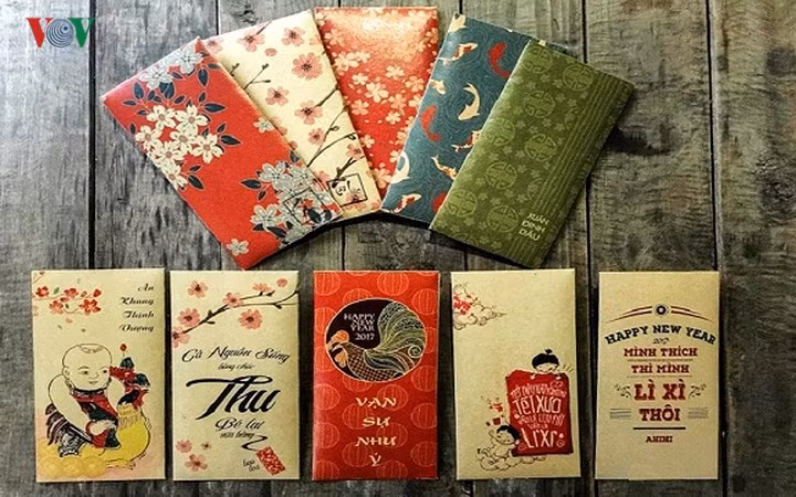 Phong bao lì xì với mẫu mã và kiểu dáng mới lạ được in trên giấy bìa craft. Đây là giấy có thể tái sử dụng nhiều mà không ảnh hưởng đến sức khỏe của người tiêu dùng. Chất liệu giấy thân thiện với môi trường cũng là điểm cộng cho mẫu lì xì mới này.