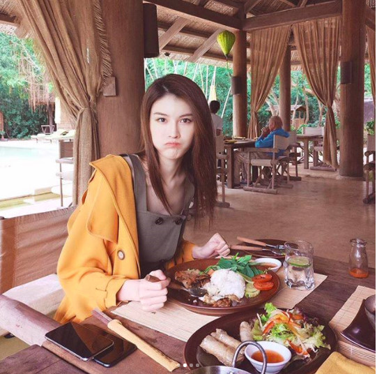 Cô cũng khoe hình ảnh thưởng thức những món ăn nổi tiếng tại Việt Nam như chả giò, cơm tấm sườn. Đây là lần đầu tiên chân dài Victoria's Secret đến vùng biển Nha Trang để tận hưởng chuyến nghỉ dưỡng dài ngày. Cô cũng khoe hình ảnh thưởng thức những món ăn nổi tiếng tại Việt Nam như chả giò, cơm tấm sườn. Đây là lần đầu tiên chân dài Victoria's Secret đến vùng biển Nha Trang để tận hưởng chuyến nghỉ dưỡng dài ngày.