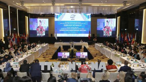 Phiên họp nữ Nghị sỹ của Hội nghị thường niên lần thứ 26, Diễn đàn Nghị viện châu Á – Thái Bình Dương (APPF - 26) khai mạc sáng 18-1, tại Hà Nội.