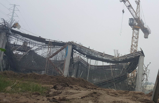 Hiện trường vụ sập giàn giáo ở Nam Từ Liêm.