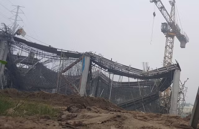 Hiện trường vụ sập giàn giáo ở Nam Từ Liêm.