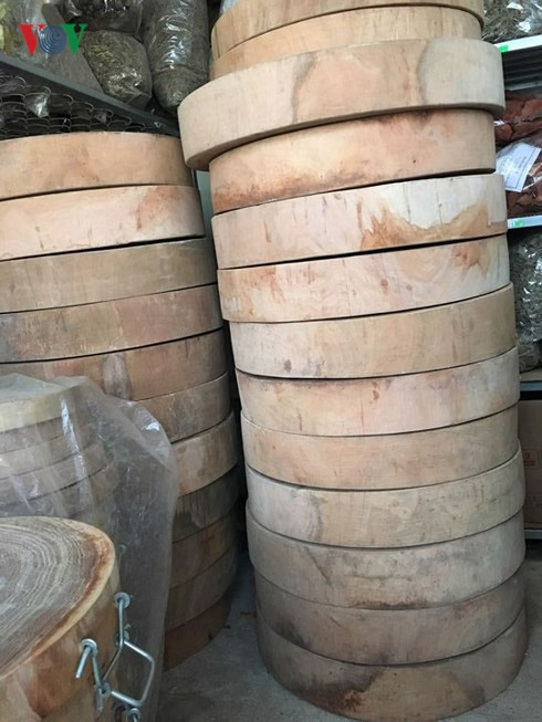  Thớt gỗ nghiến bày bán tại chợ TP Sơn La.