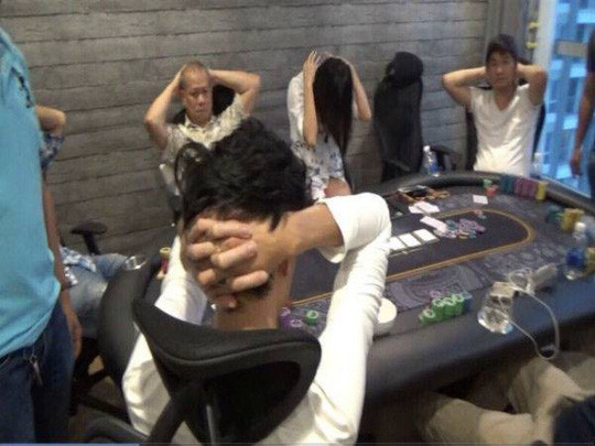 Các con bạc bị bắt quả tang. Các con bạc bị bắt quả tang.