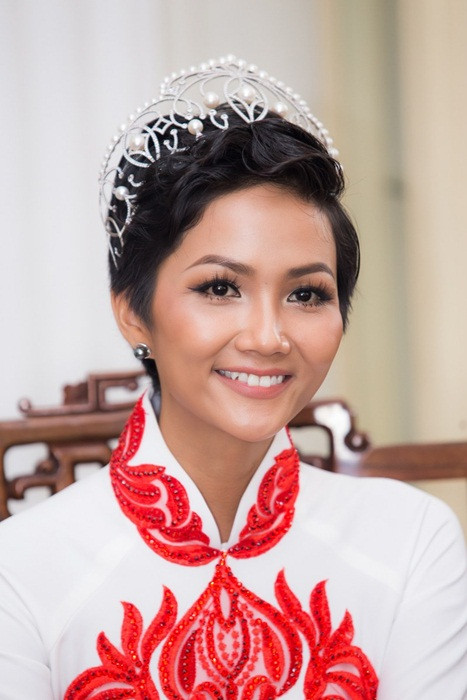 Tân Hoa hậu Hoàn vũ cho biết, bản thân cô rất thích áo dài, thích tìm hiểu lịch sử của áo dài. Cô tự hào khi được mặc lên mình trang phục này.