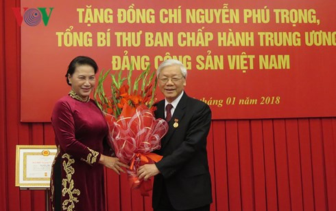 Chủ tịch Quốc hội Nguyễn Thị Kim Ngân chúc mừng Tổng Bí thư Nguyễn Phú Trọng