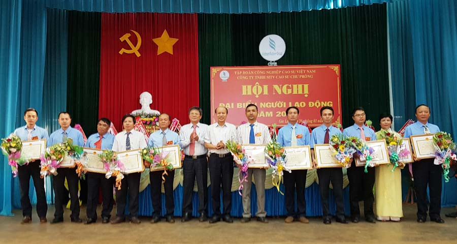  Trao tặng bằng khen của Tập đoàn CN Cao su cho các cá nhân và Tập thể xuất sắc năm 2017. Ảnh: Lê Anh 