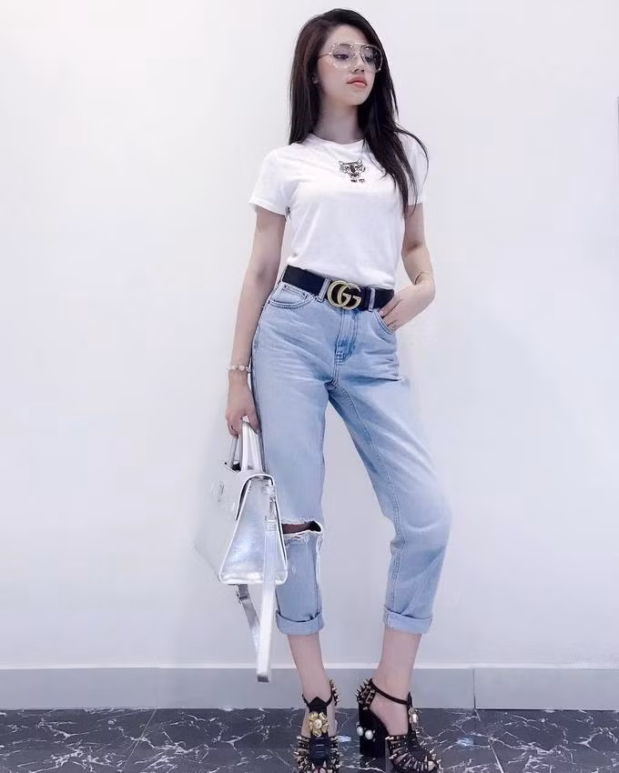 "Hoa hậu nhà giàu" Jolie Nguyễn kết hợp thắt lưng đen với quần jeans và áo thun sáng màu