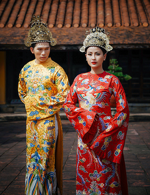 Ngọc Tình (trái) và Khánh Ngân chia sẻ họ yêu thích kiến trúc của cố đô Huế. Họ cùng thực hiện bộ ảnh để quảng bá một nét cố đô. Ngọc Tình (trái) và Khánh Ngân chia sẻ họ yêu thích kiến trúc của cố đô Huế. Họ cùng thực hiện bộ ảnh để quảng bá một nét cố đô.