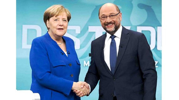 Để có được cái bắt tay với ông Martin Schulz, bà Merkel đã nhượng bộ hàng loạt yêu cầu của SPD Để có được cái bắt tay với ông Martin Schulz, bà Merkel đã nhượng bộ hàng loạt yêu cầu của SPD