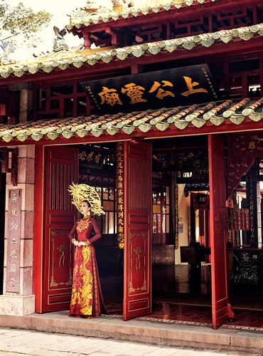 Ngoài ra, sự kết hợp 5 con rồng trên nền áo dài còn là thể hiện tinh thần đoàn kết hòa bình của 5 châu (châu Mỹ, châu Âu, châu Á, châu Phi, châu Đại Dương), bày tỏ khát vọng hòa bình và mang thông điệp ý nghĩa gửi đến bạn bè quốc tế. Ngoài ra, sự kết hợp 5 con rồng trên nền áo dài còn là thể hiện tinh thần đoàn kết hòa bình của 5 châu (châu Mỹ, châu Âu, châu Á, châu Phi, châu Đại Dương), bày tỏ khát vọng hòa bình và mang thông điệp ý nghĩa gửi đến bạn bè quốc tế.