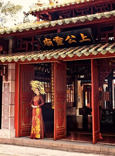 Ngoài ra, sự kết hợp 5 con rồng trên nền áo dài còn là thể hiện tinh thần đoàn kết hòa bình của 5 châu (châu Mỹ, châu Âu, châu Á, châu Phi, châu Đại Dương), bày tỏ khát vọng hòa bình và mang thông điệp ý nghĩa gửi đến bạn bè quốc tế. Ngoài ra, sự kết hợp 5 con rồng trên nền áo dài còn là thể hiện tinh thần đoàn kết hòa bình của 5 châu (châu Mỹ, châu Âu, châu Á, châu Phi, châu Đại Dương), bày tỏ khát vọng hòa bình và mang thông điệp ý nghĩa gửi đến bạn bè quốc tế.