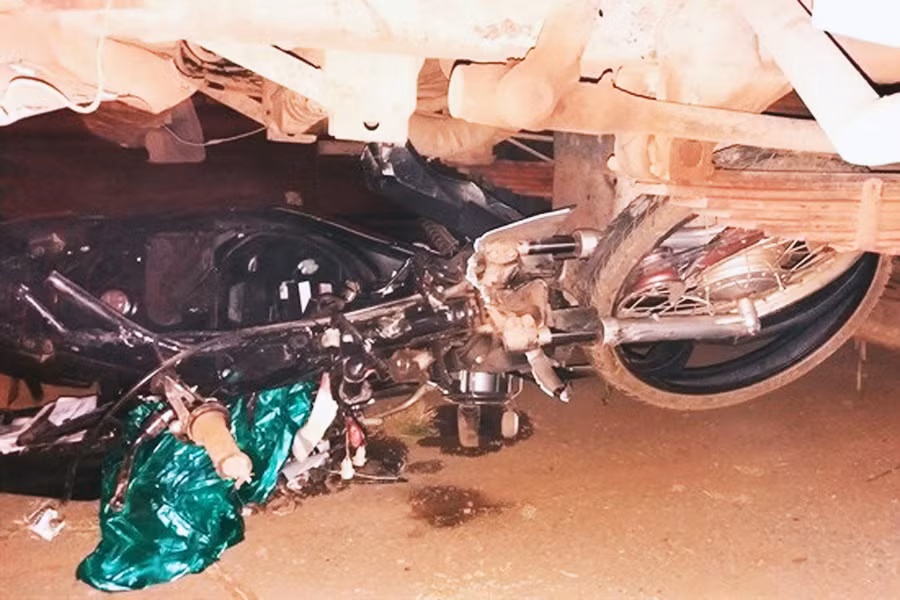 Chiếc xe mô tô bị cuốn vào gầm xe tải. Ảnh: Q.H