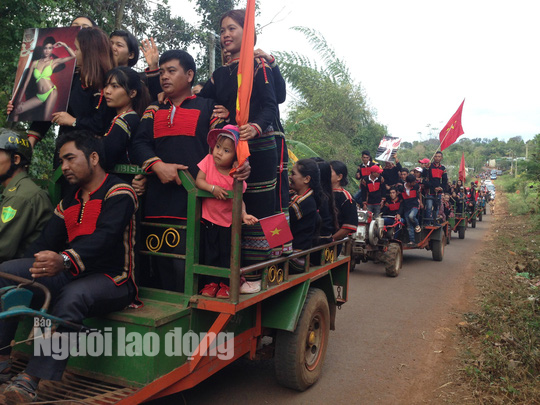 Những chiếc máy cày gắn liền với tuổi thơ của tân hoa hậu