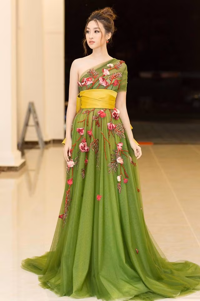 Không quá hở nhưng chỉ cần một bờ vai hờ hững thế này, Mỹ Linh đã đốn tim người yêu thời trang