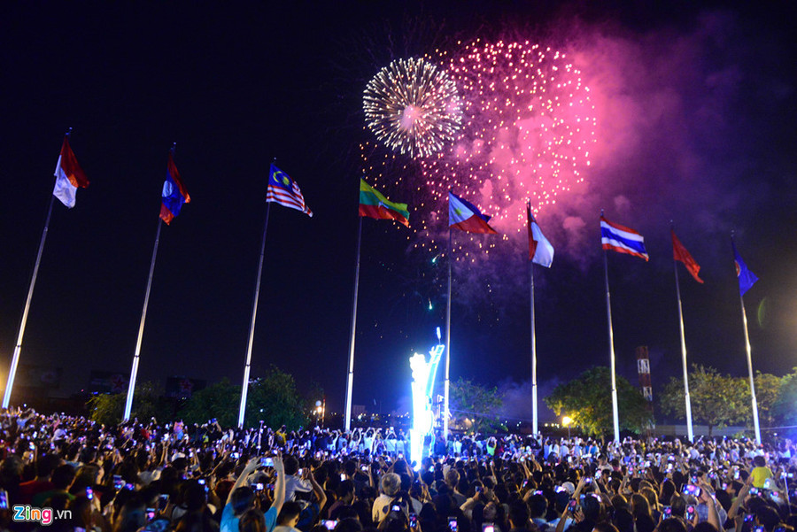 Ngoài ra, 3 điểm bắn pháo hoa tầm thấp diễn ra tại Công viên Văn hoá Đầm Sen (quận 11), Địa đạo Củ Chi (huyện Củ Chi) và Quảng trường Rừng Sác (huyện Cần Giờ).