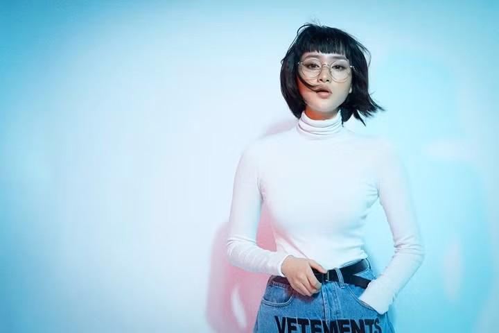 Có niềm đam mê với thời trang, Dù đời thường hay trên sân khấu, cô luôn tạo ấn tượng với phong cách hiện đại, khỏe khoắn. 