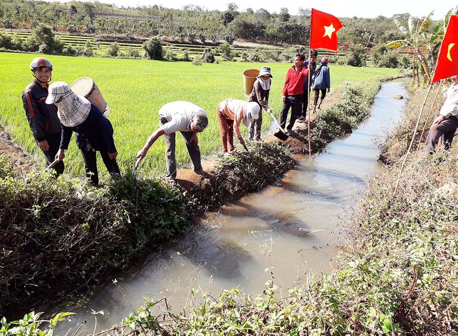 Bà con nông dân tích cực nạo vét kênh mương. Ảnh: Lê Trang 