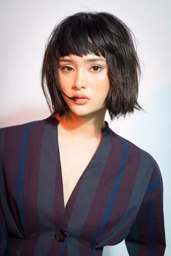 Sở hữu gương mặt sắc nét, cá tính cùng vóc dáng nhỏ nhắn, Hiền Hồ được khán giả ví von giống như cô nàng búp bê xinh xắn. 