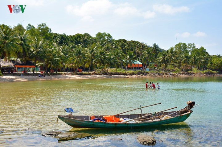 Nghề chính của người dân nơi đây là đánh bắt hải sản và làm du lịch cộng đồng.
