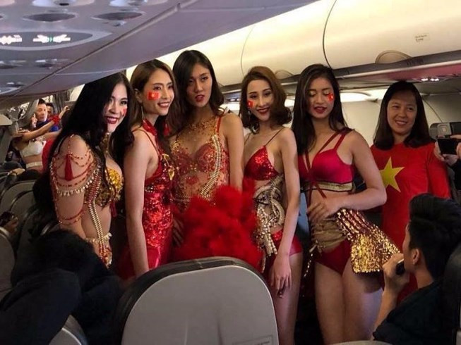 Những hình ảnh này trên chuyên cơ chở U-23 khiến người dân phẫn nộ.