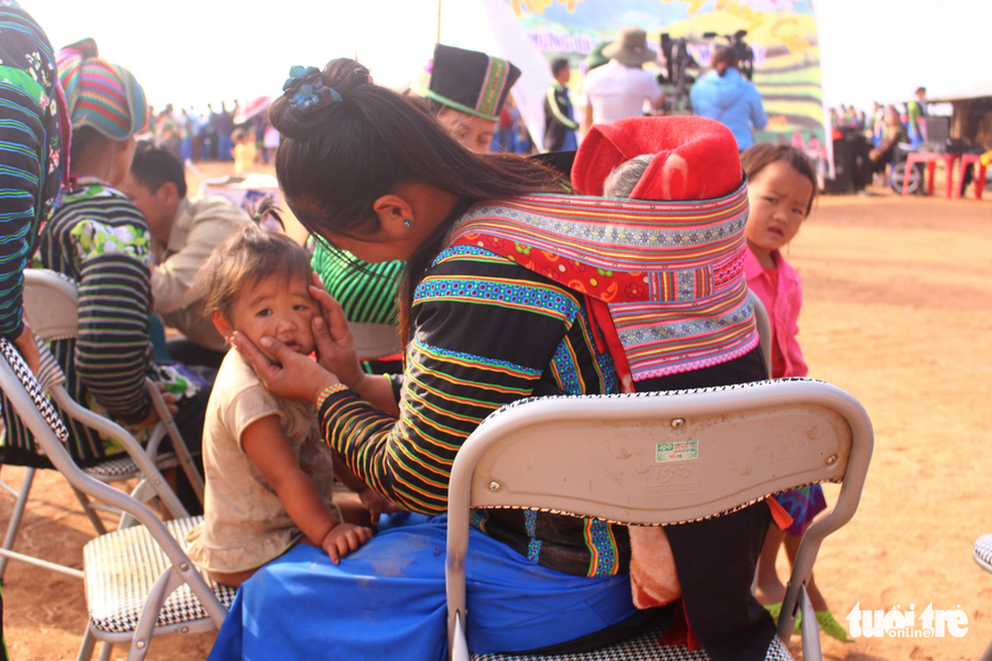  Mẹ địu em rồi, con đừng buồn nhé!