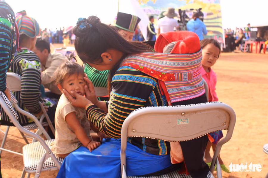  Mẹ địu em rồi, con đừng buồn nhé!