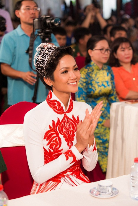 Trong năm 2017, NTK Nhật Dũng là đã tặng 20 áo dài, 200 bức ảnh cho Bảo tàng Phụ nữ Nam Bộ. 