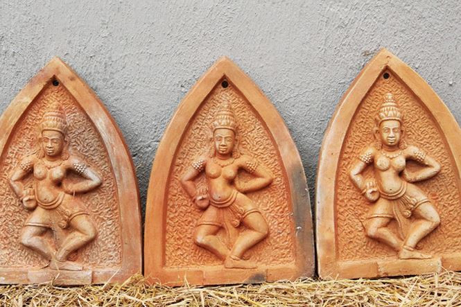 Nàng thơ” Sarasvati (phù điêu), nữ thần gìn giữ nghệ thuật và thi ca trong Hindu giáo. Nàng thơ” Sarasvati (phù điêu), nữ thần gìn giữ nghệ thuật và thi ca trong Hindu giáo.