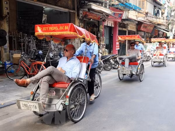  Du khách quốc tế thăm Hà Nội bằng xíchlô. 