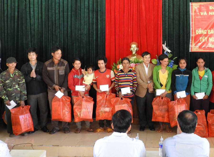 Đoàn công tác Ủy ban MTTQ Việt Nam TP.Hồ Chí Minh thăm và tặng quà Tết tại huyện Mang Yang. Ảnh: T.N Đoàn công tác Ủy ban MTTQ Việt Nam TP.Hồ Chí Minh thăm và tặng quà Tết tại huyện Mang Yang. Ảnh: T.N