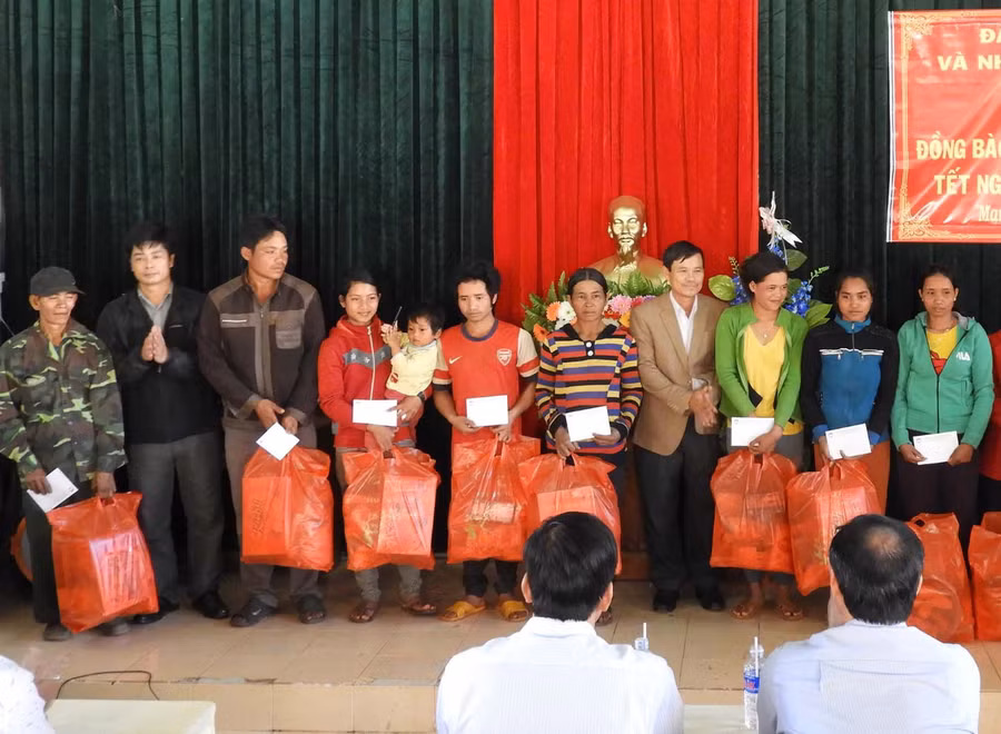 Đoàn công tác Ủy ban MTTQ Việt Nam TP.Hồ Chí Minh thăm và tặng quà Tết tại huyện Mang Yang. Ảnh: T.N