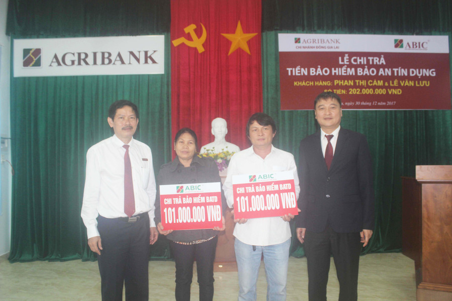 Lãnh đạo Agribank Đông Gia Lai và ABIC Đak Lak trao số tiền chi trả bảo hiểm BATD cho gia đình khách hàng. Ảnh: S.C Lãnh đạo Agribank Đông Gia Lai và ABIC Đak Lak trao số tiền chi trả bảo hiểm BATD cho gia đình khách hàng. Ảnh: S.C