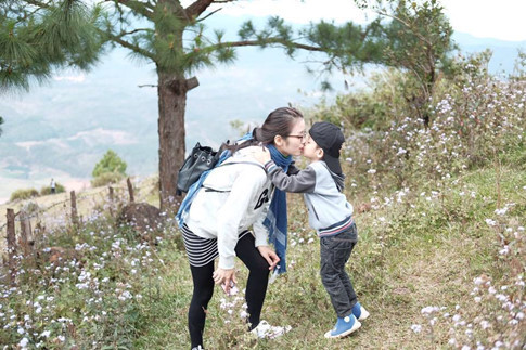 Mẹ đơn thân hạnh phúc với cuộc sống hiện tại. Mẹ đơn thân hạnh phúc với cuộc sống hiện tại.