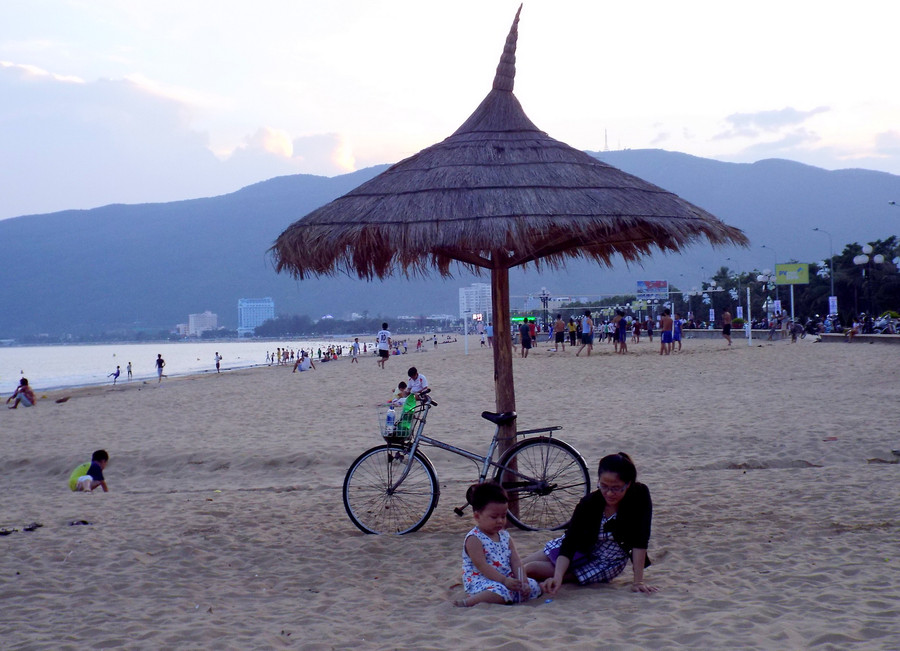 Bãi biển là nơi vui đùa của mẹ và bé