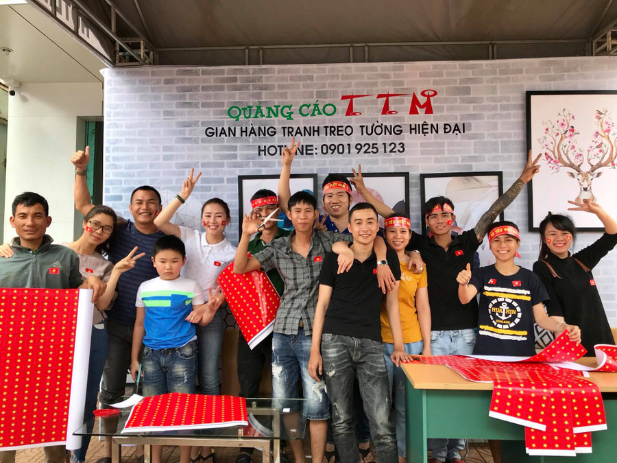 Công ty TNHH Quảng cáo và Du lịch TTM tặng cờ cho người hâm mô. Ảnh: Nguyễn Tú Công ty TNHH Quảng cáo và Du lịch TTM tặng cờ cho người hâm mô. Ảnh: Nguyễn Tú