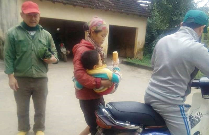 Người dân bế bé bị thương đưa đến trạm y tế xã. Người dân bế bé bị thương đưa đến trạm y tế xã.