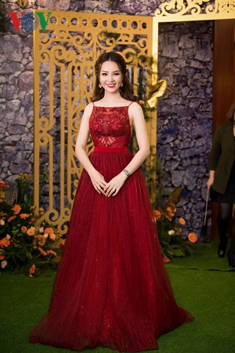 Trong một sự kiện tại Hà Nội, Á hậu Thụy Vân xuất hiện với vẻ ngoài đầy gợi cảm và quyến rũ.