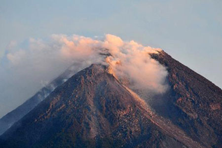 Núi lửa Merapi bắt đầu phun trào trở lại.