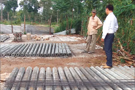  Đúc trụ tiêu bê tông. Ảnh: T.T