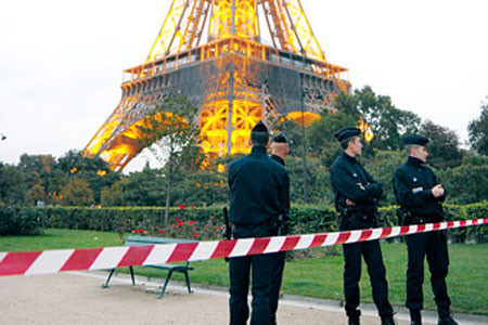 Khủng bố- Báo động đỏ ở châu Âu ảnh 1 Tháp Eiffel tại Paris, một trong những mục tiêu tấn công của bọn khủng bố.