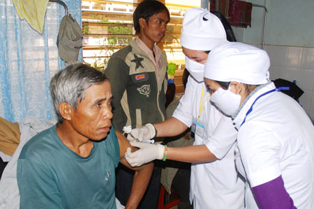 Chăm sóc bệnh nhân tại Bệnh viện Đa khoa tỉnh. Ảnh: Nguyễn Giác