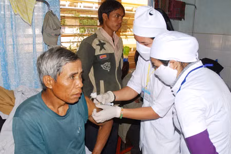 Chăm sóc bệnh nhân tại Bệnh viện Đa khoa tỉnh. Ảnh: Nguyễn Giác