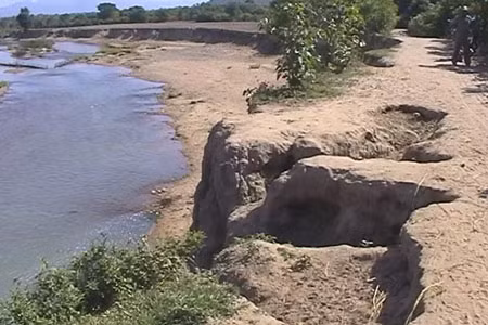  Việc khai thác cát vô tại vạ đã làm nhiều diện tích đất ven sông sạt lở. Ảnh: N.L